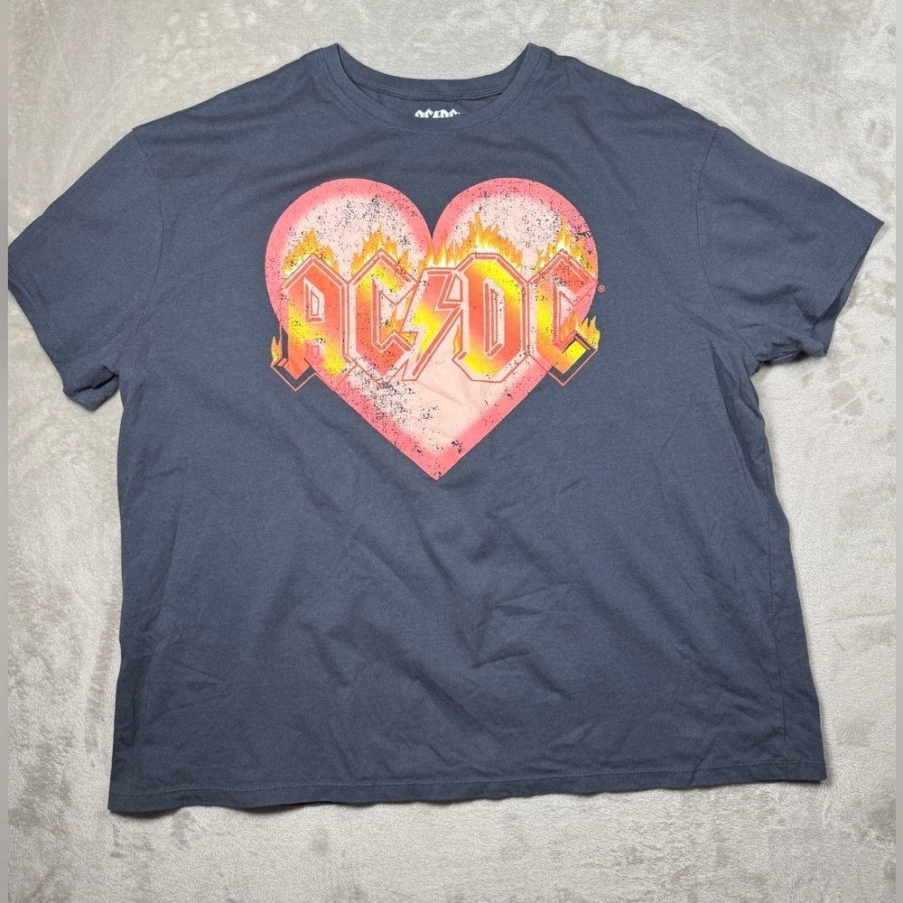 AC/DC Women’s Band Heart Flame 100% Cotton Boxy Fit Oversized T-Shirt Size Large